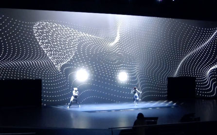 Прозрачная проекционная голографическая сетка для проведения театральных представлений, шоу, выставок и голографических инсталляций в Москве и МО. Компания AVplusTV Group
